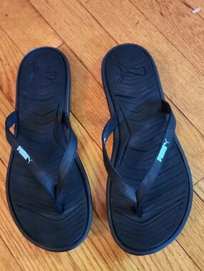 Puma Lux Flip Pro  Black Flip Flop Thong Sandals with Logo Strap/Women's